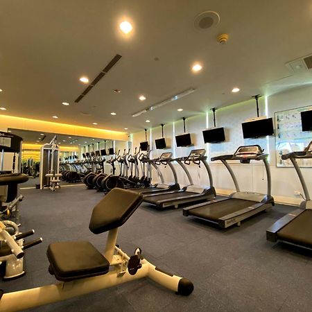 Evergreen Plaza Hotel - Тайнань Екстер'єр фото The gym at the hotel