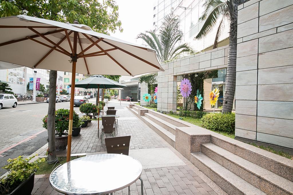 Evergreen Plaza Hotel - Тайнань Екстер'єр фото The outdoor seating area