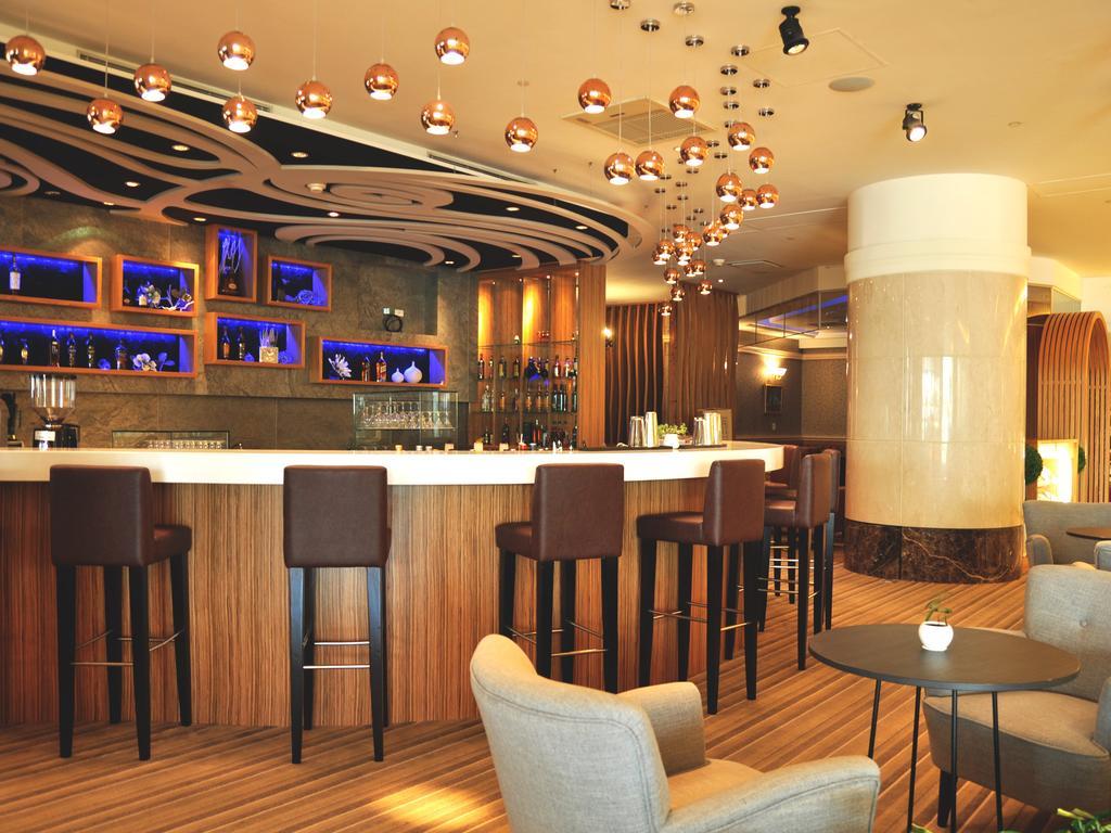 Evergreen Plaza Hotel - Тайнань Екстер'єр фото The bar at the lounge