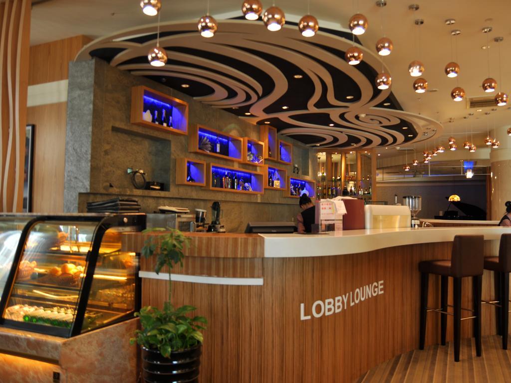 Evergreen Plaza Hotel - Тайнань Екстер'єр фото Lobby Lounge