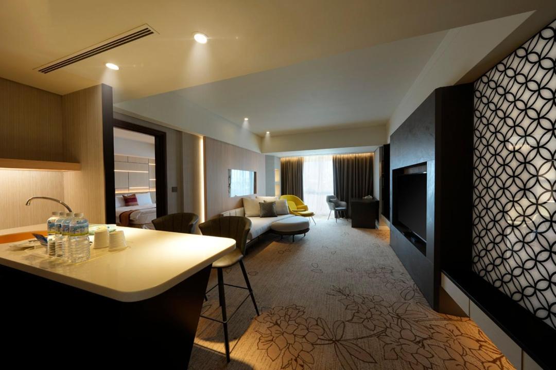 Evergreen Plaza Hotel - Тайнань Екстер'єр фото A suite at the hotel