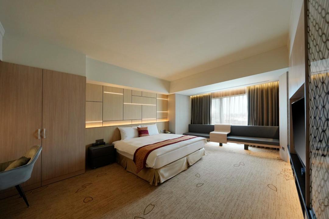 Evergreen Plaza Hotel - Тайнань Екстер'єр фото