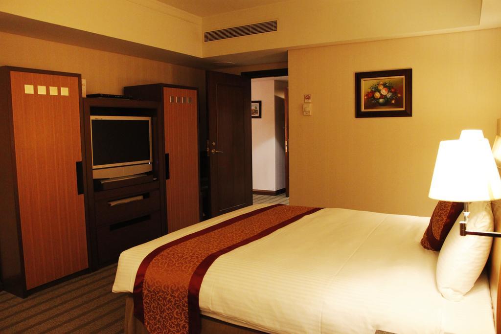 Evergreen Plaza Hotel - Тайнань Номер фото A room at the hotel