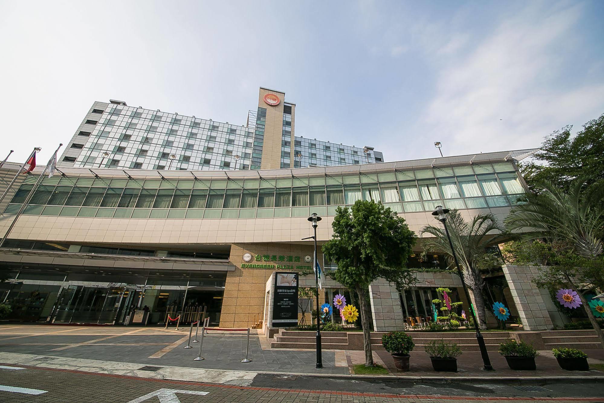 Evergreen Plaza Hotel - Тайнань Екстер'єр фото The hotel in 2012