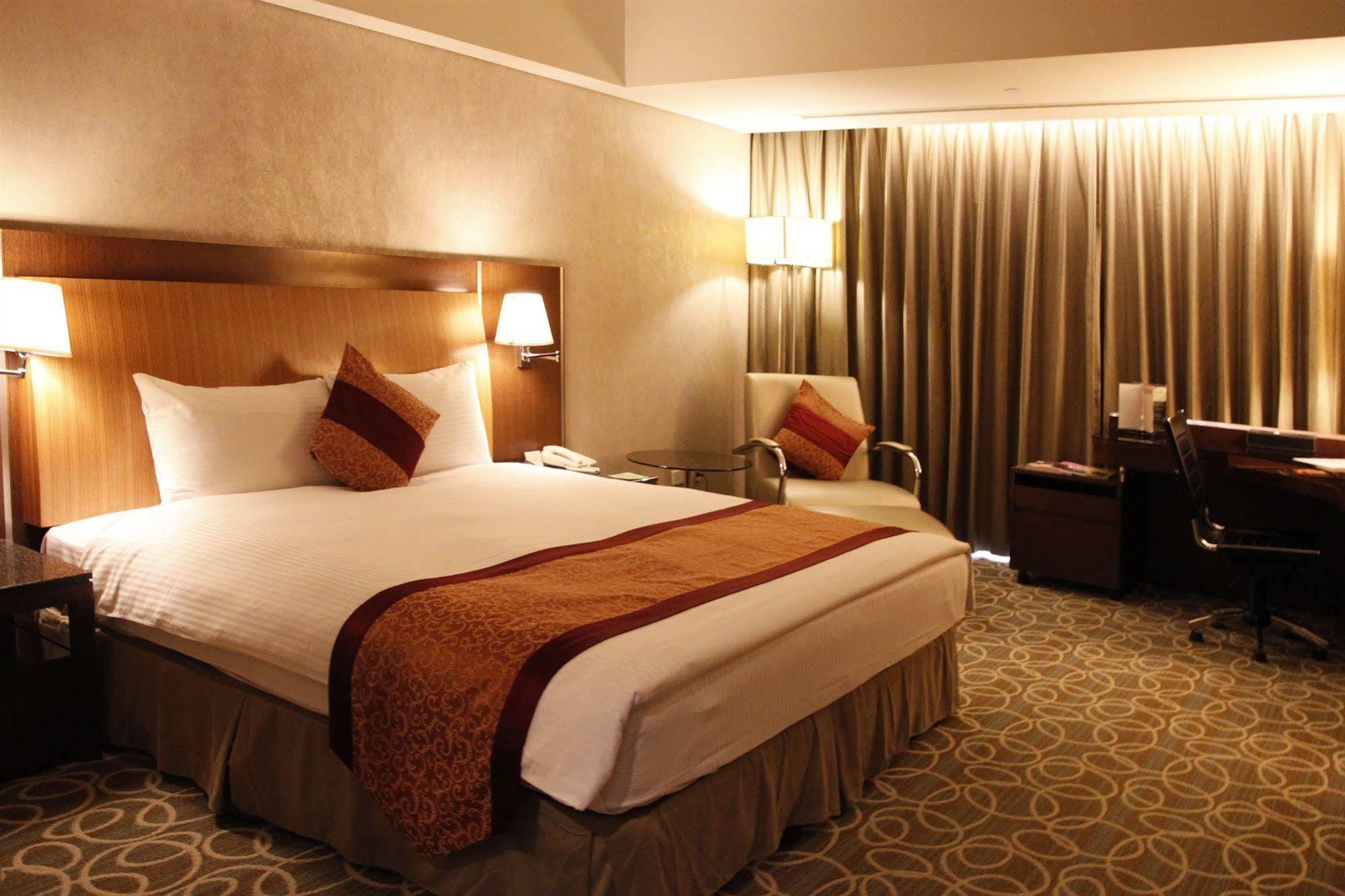 Evergreen Plaza Hotel - Тайнань Екстер'єр фото Deluxe room