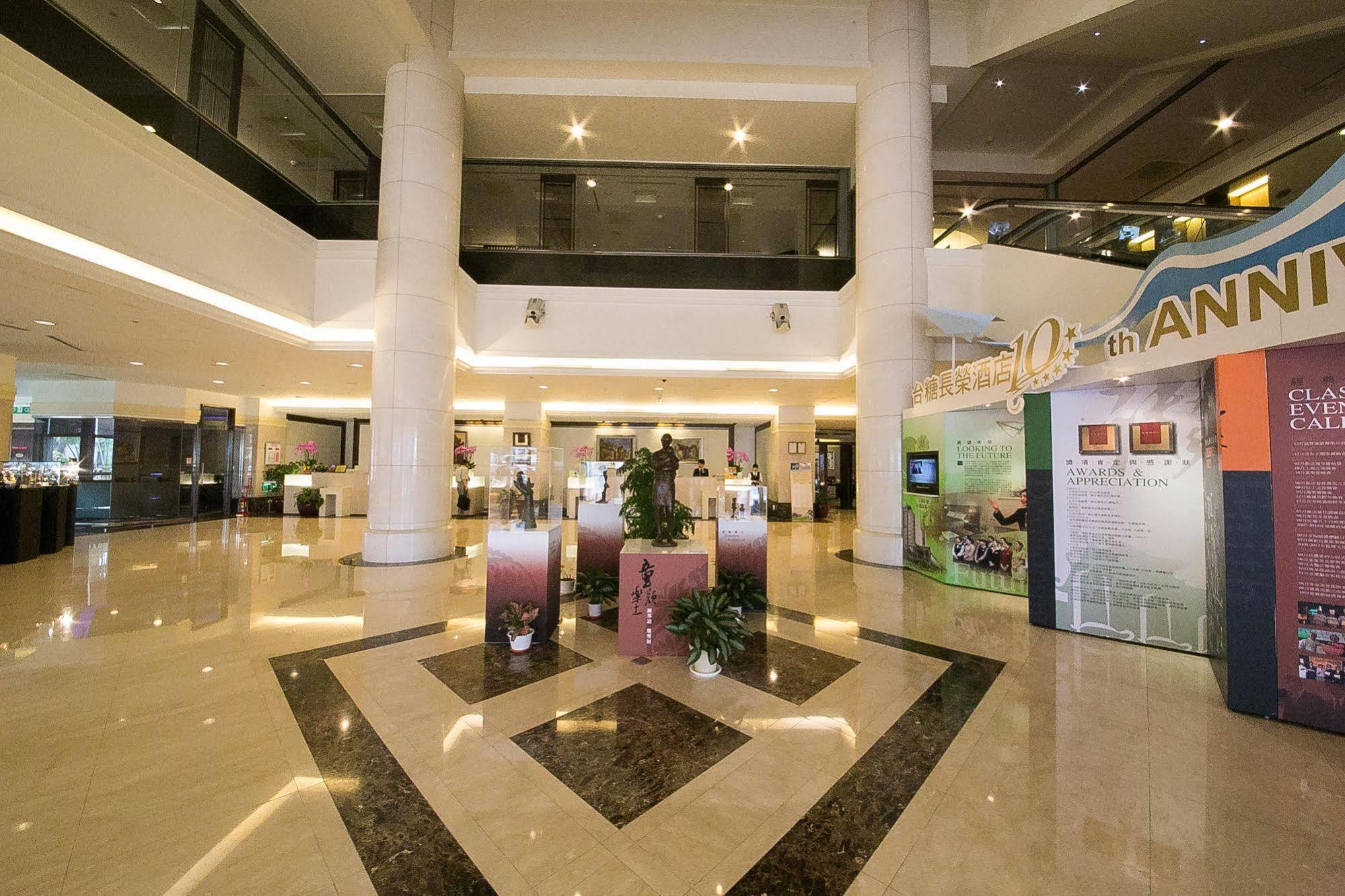 Evergreen Plaza Hotel - Тайнань Екстер'єр фото Lobby
