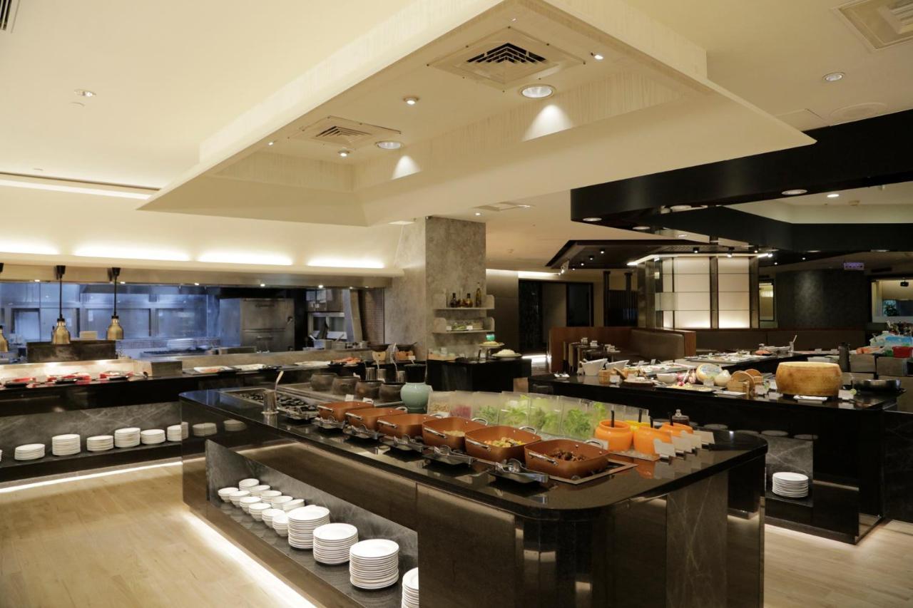 Evergreen Plaza Hotel - Тайнань Екстер'єр фото The buffet at the hotel