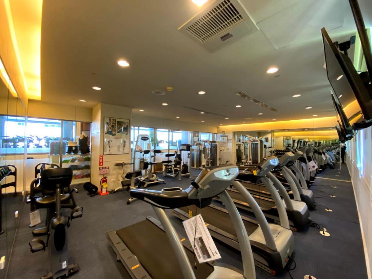 Evergreen Plaza Hotel - Тайнань Екстер'єр фото The gym at the hotel