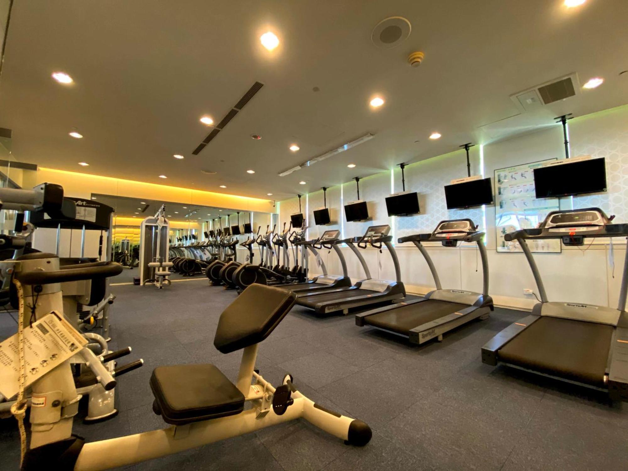 Evergreen Plaza Hotel - Тайнань Екстер'єр фото The gym at the hotel
